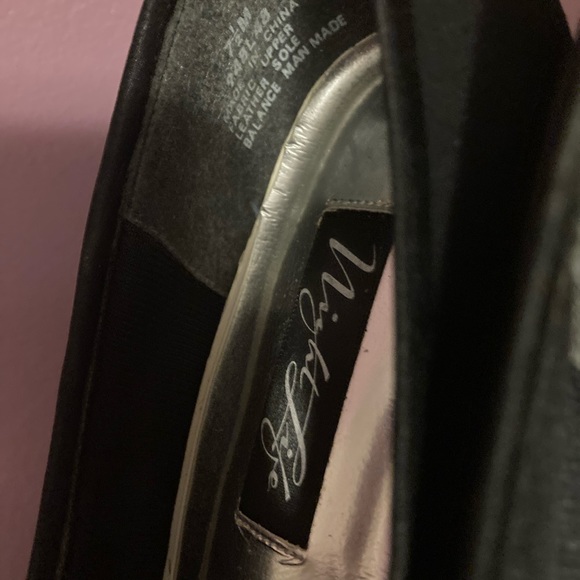 Night Life Black Fabric Pumps with Satiny Roses Size 7.5 (Excellent Used) - Picture 4 of 7